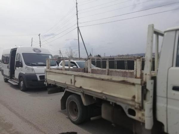 На Ставрополье микроавтобус протаранил попутный грузовик, пострадала женщина